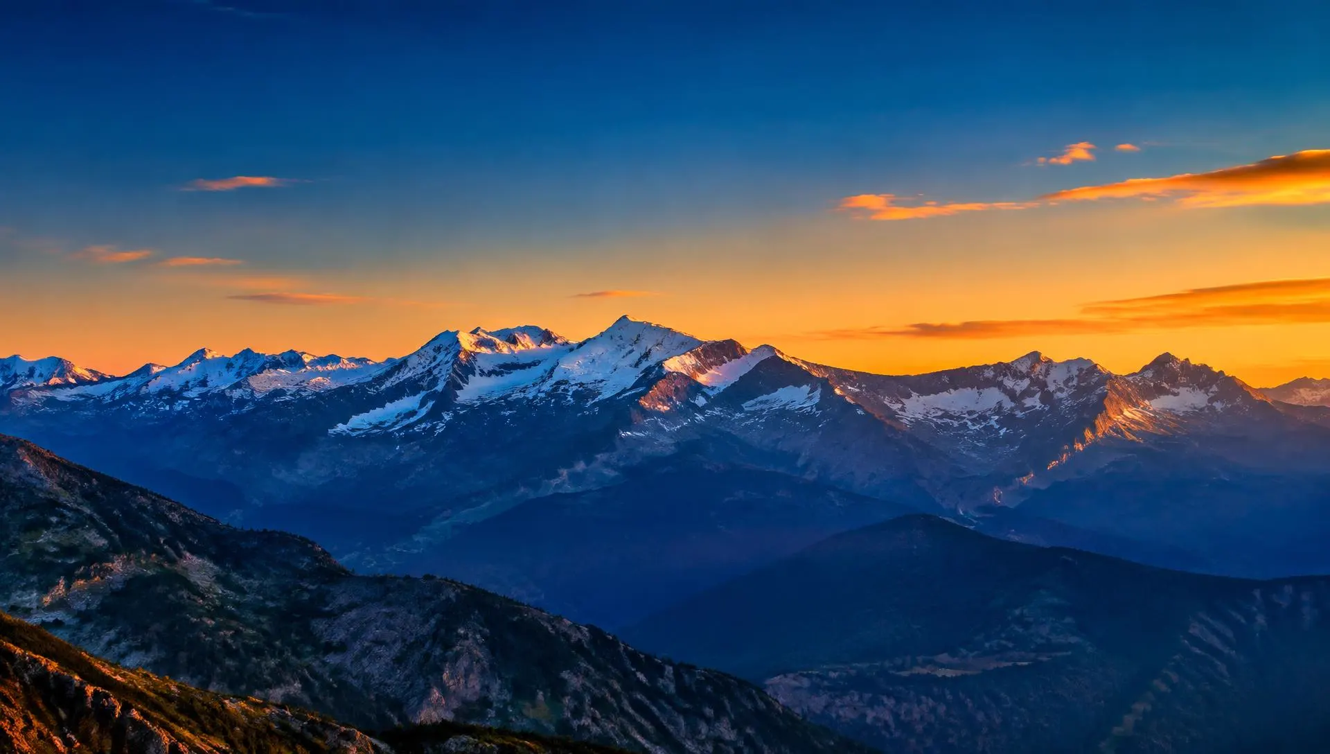 Crêtes enneigées des Alpes du Sud au soleil couchant